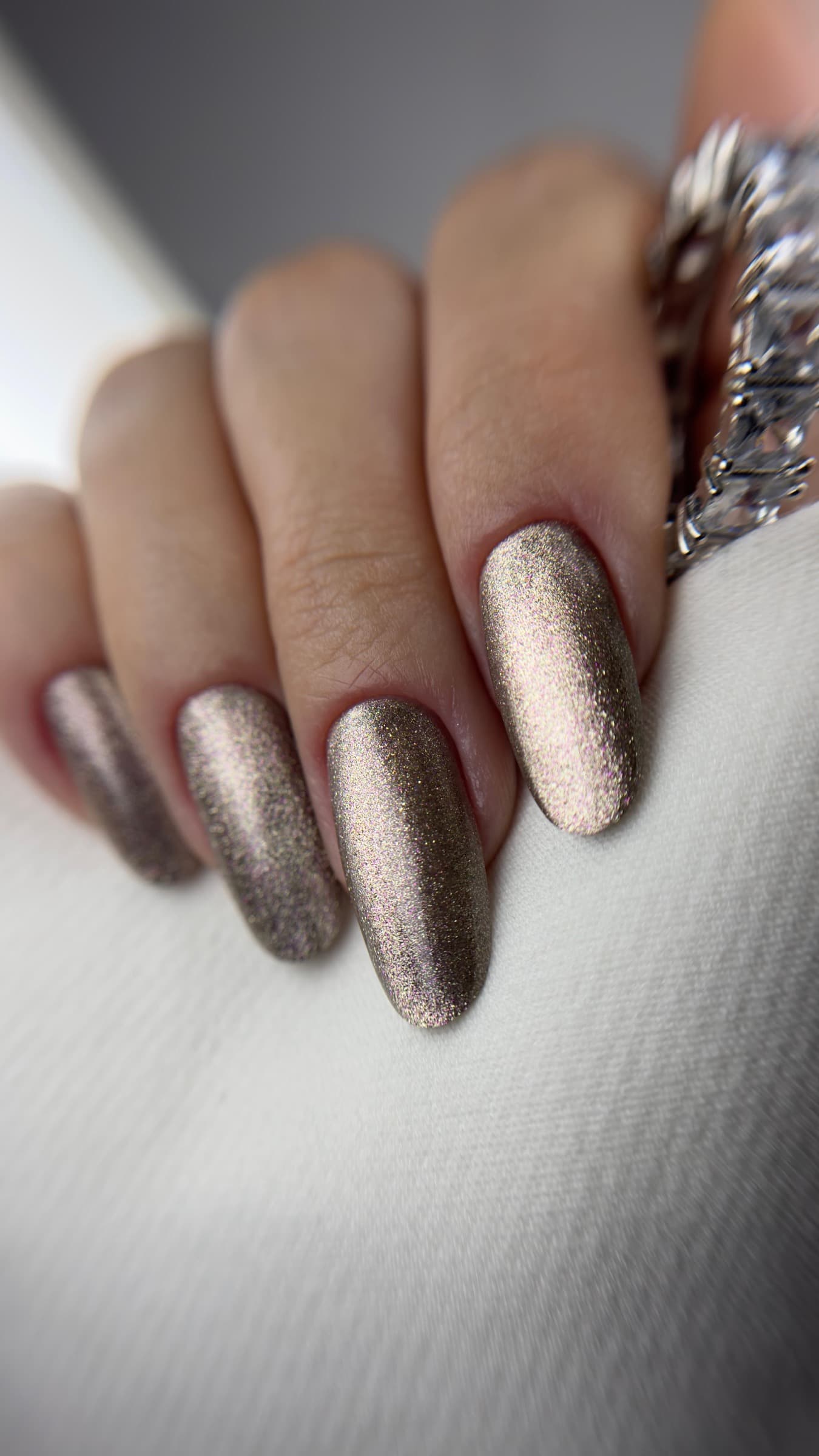 Unhas delicadas segurando uma xícara