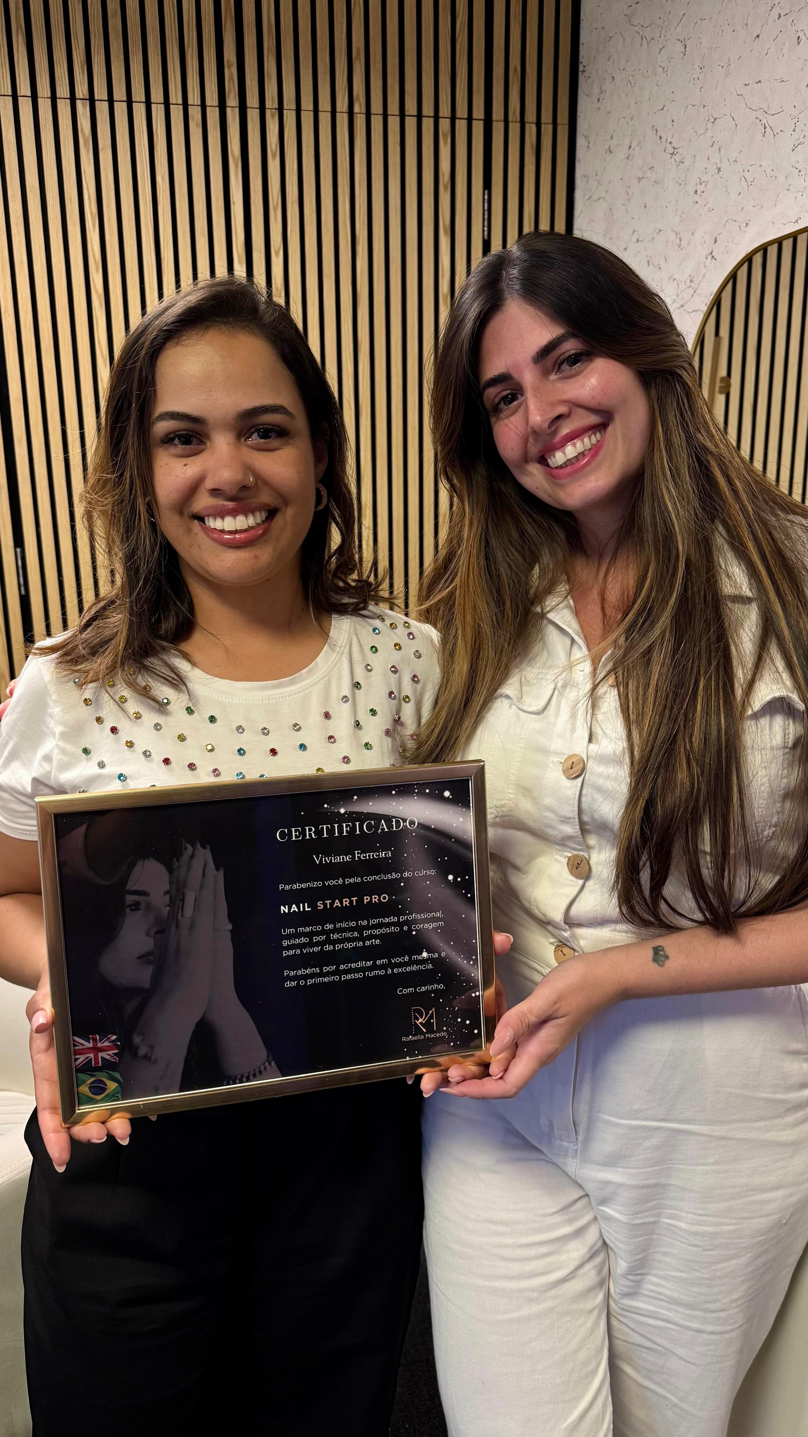 Aluna segurando certificado da mentoria Rafaella Macedo